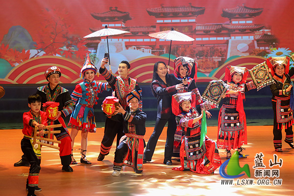 我县骐骥跃新春 春晚绽华彩3.jpg