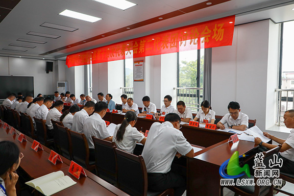 【聚焦党代会】邓群参加县第十四次党代会第二代表团讨论审议.jpg