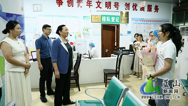 邓群走访慰问一线医务工作者.jpg