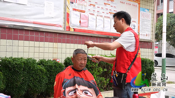 我县义剪暖民心 文明进社区.jpg
