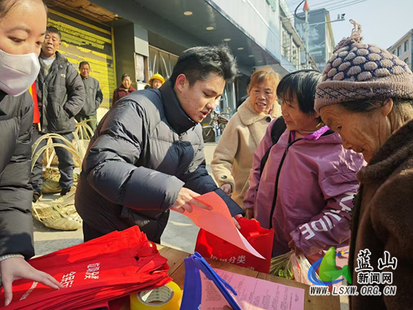 大桥瑶族乡开展“政务公开主题日”宣传活动.jpg