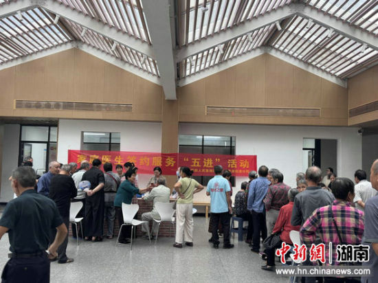 村民正在参加义诊。 丁建勋 摄 村民正在参加义诊。 丁建勋 摄