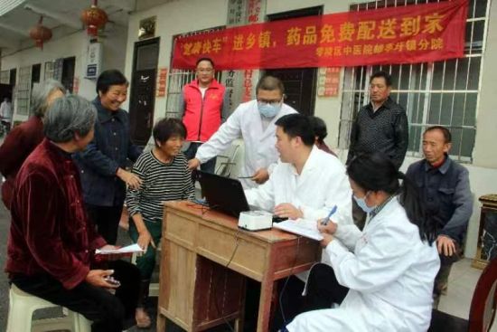 湖南零陵“健康快车” 开到村民家门口。 陈涛 摄