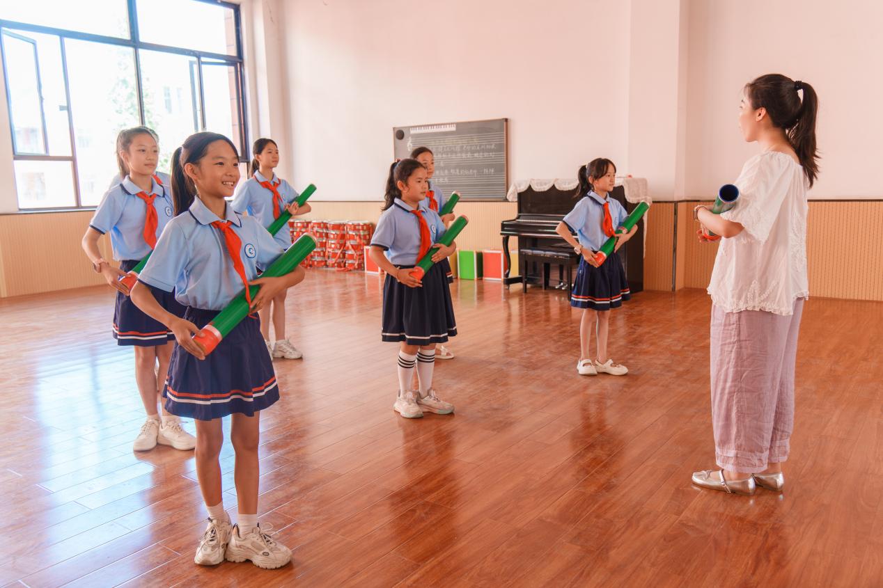 学生正在学习渔鼓(雷中祥/摄)