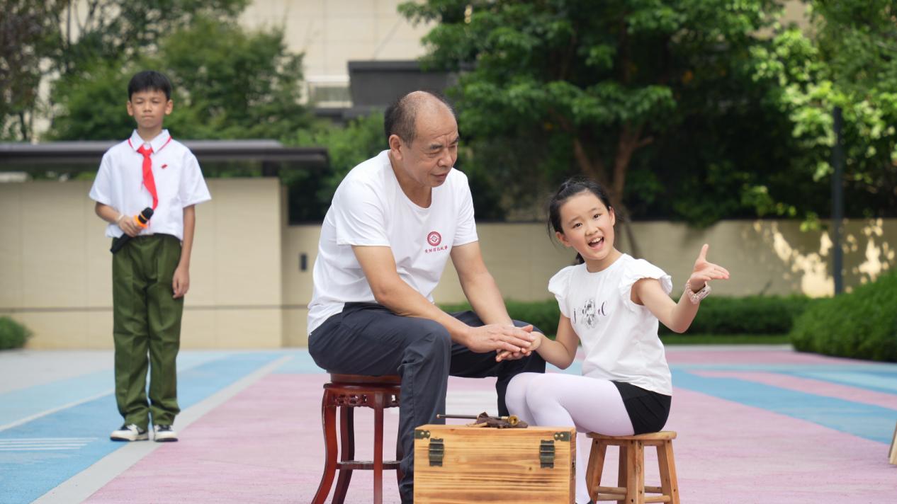 小演员正在表演《红星扎进少年心》(雷中祥/摄)