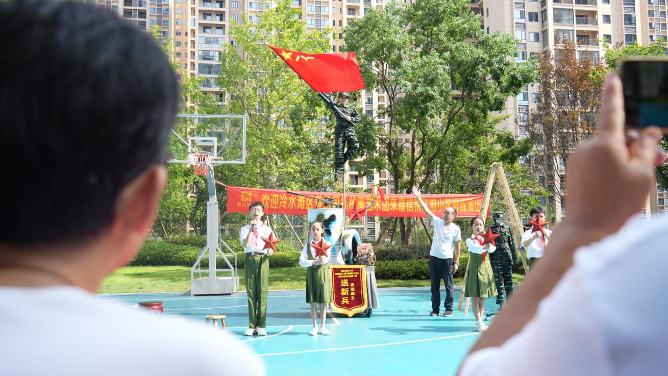 非遗表演进社区(雷中祥/摄)