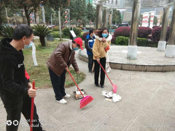 蓝山:组织开展“学雷锋精神、防新冠疫情”义务清扫广场活动