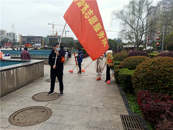 蓝山:组织开展“学雷锋精神、防新冠疫情”义务清扫广场活动