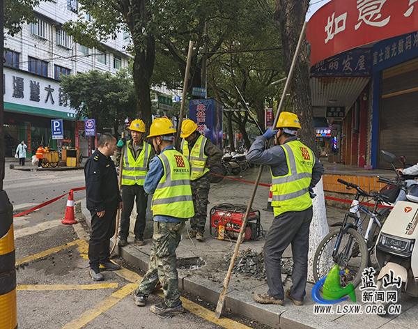 蓝山县城市管理和综合执法局有效劝阻擅自挖掘城市道路行为.jpg 蓝山县城市管理和综合执法局有效劝阻擅自挖掘城市道路行为.jpg