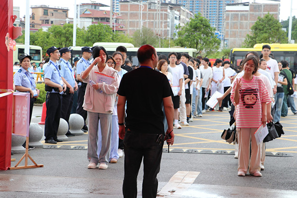 蓝山:暖心实事护航2465名学子逐梦考场.jpg 蓝山:暖心实事护航2465名学子逐梦考场.jpg