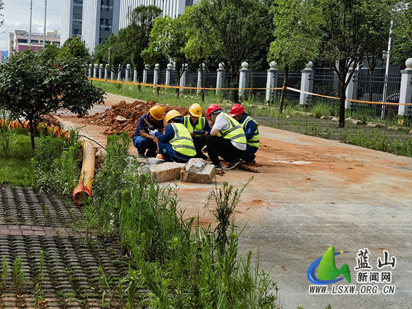 蓝山县多部门联合开展燃气事故应急抢险演练.jpg 蓝山县多部门联合开展燃气事故应急抢险演练.jpg