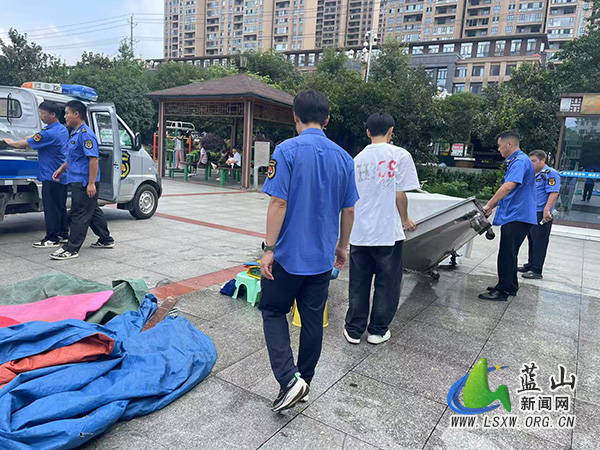 蓝山县城市管理和综合执法局重拳出击整治三蓝广场的环境秩序2.jpg 蓝山县城市管理和综合执法局重拳出击整治三蓝广场的环境秩序2.jpg