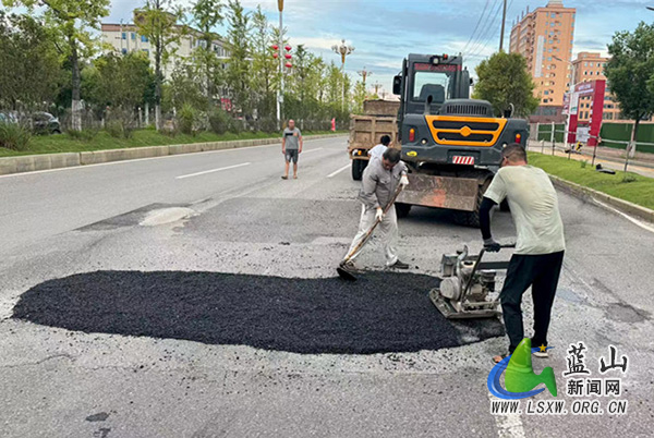 蓝山:持续开展路面修复工作 以“小修补”换取“大民生”.jpg 蓝山:持续开展路面修复工作 以“小修补”换取“大民生”.jpg