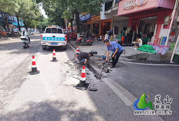 蓝山：顶烈日抢修街道路灯 用汗水守护群众夜间出行安全.jpg