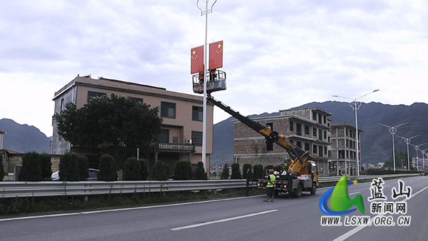 我县路灯焕“红”迎国庆 精细作业靓全城11.jpg