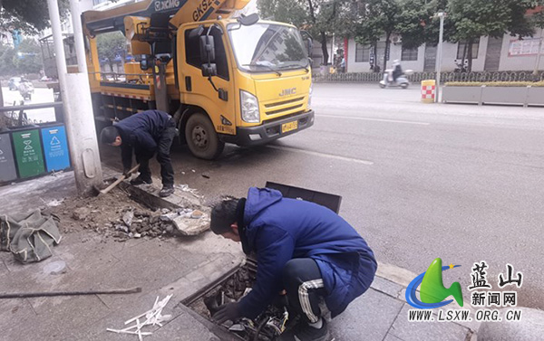 蓝山县城市管理和综合执法局：积极应对低温雨雪冰冻天气 守护群众夜间出行安全.jpg