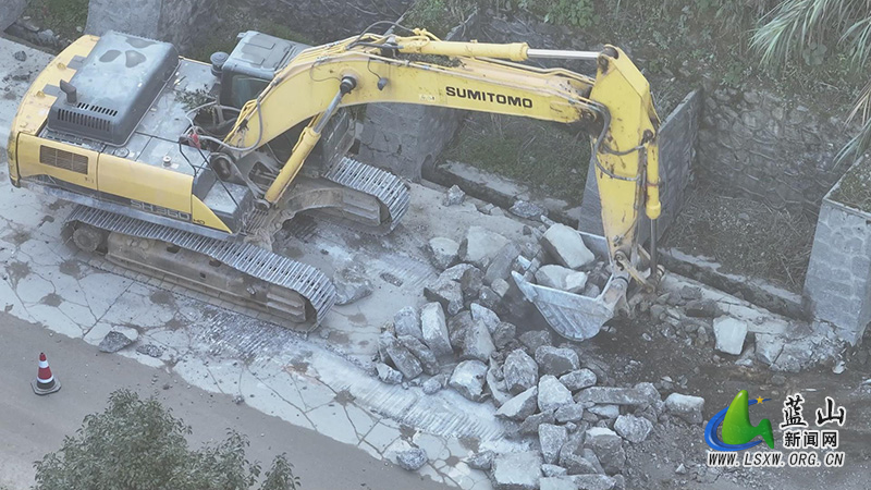 我县实施道路改造工程 预计年底前可通车3.jpg 我县实施道路改造工程 预计年底前可通车3.jpg