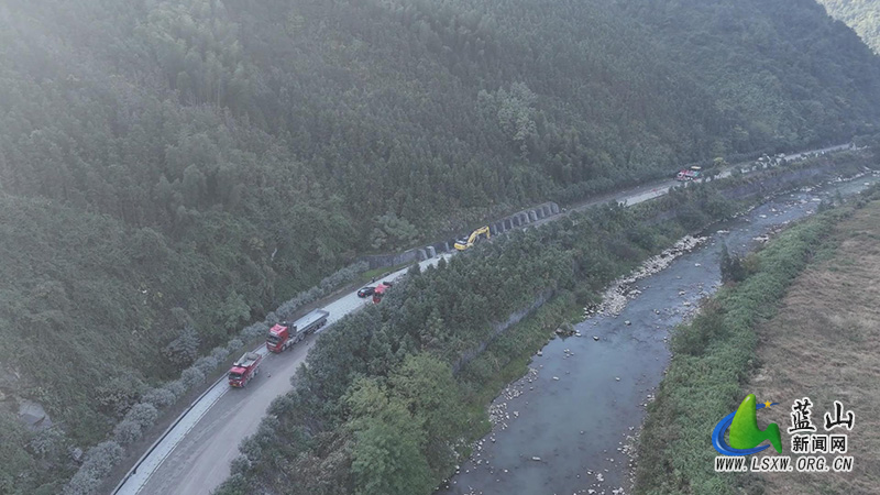 我县实施道路改造工程 预计年底前可通车1.jpg 我县实施道路改造工程 预计年底前可通车1.jpg