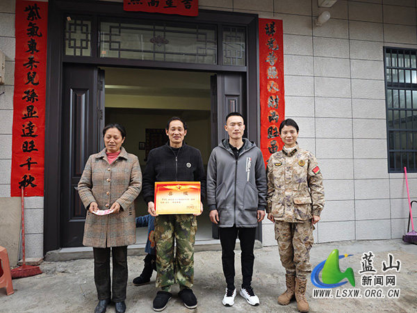 祠堂圩镇:送喜报进家门 尊崇情暖军属心.jpg 祠堂圩镇:送喜报进家门 尊崇情暖军属心.jpg