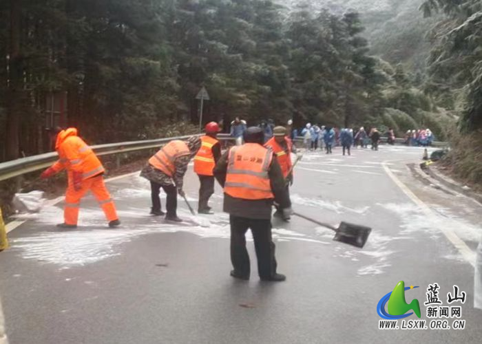 低温冰冻天气 公路人在坚守1.jpg 低温冰冻天气 公路人在坚守1.jpg