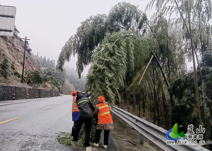 低温冰冻天气 公路人在坚守2.jpg 低温冰冻天气 公路人在坚守2.jpg
