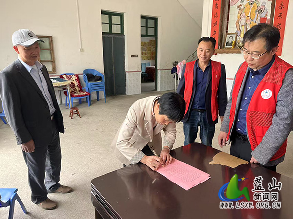 大桥瑶族乡:防灭火行动进万家 平安基石筑千家.jpg 大桥瑶族乡:防灭火行动进万家 平安基石筑千家.jpg