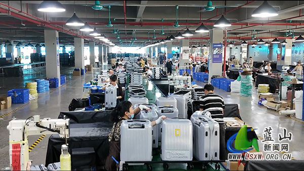 我县科技赋能 + 原创驱动 皮具箱包产业焕发新活力.jpg