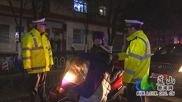 县公安局交管大队开展查酒驾与反酒驾交通安全宣传活动.jpg 县公安局交管大队开展查酒驾与反酒驾交通安全宣传活动.jpg