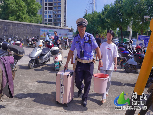 蓝山县公安局交管大队：藏蓝身影护学路，暖心守护平安行.jpg
