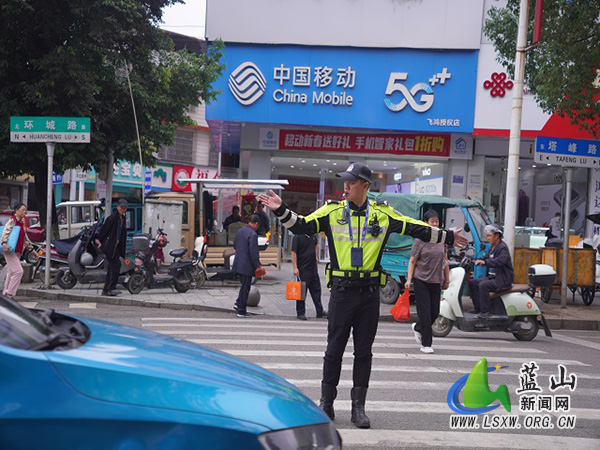 蓝山县公安局交管大队：坚守岗位 保国庆路畅人安.jpg