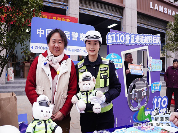 当“警察节”邂逅越野赛 蓝山公安交警的别样“警”色.jpg