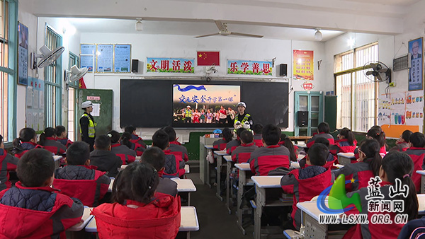 3月6日县公安局交管大队：开学讲安全 平安伴成长.mp4_20260306_153547.883.jpg