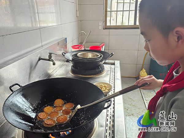 汇源中心小学：香甜南瓜饼 劳动趣味多.jpg