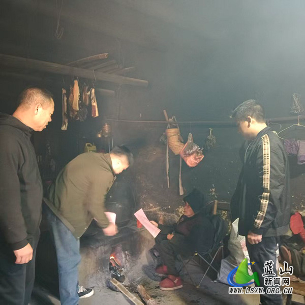 汇源瑶族乡:携手后盾单位入户宣传预防“小火亡人” 筑牢冬季安全防线.jpg 汇源瑶族乡:携手后盾单位入户宣传预防“小火亡人” 筑牢冬季安全防线.jpg