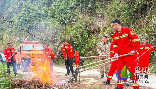 以练筑防 防患未“燃”——汇源瑶族乡开展森林防灭火应急演练.jpg
