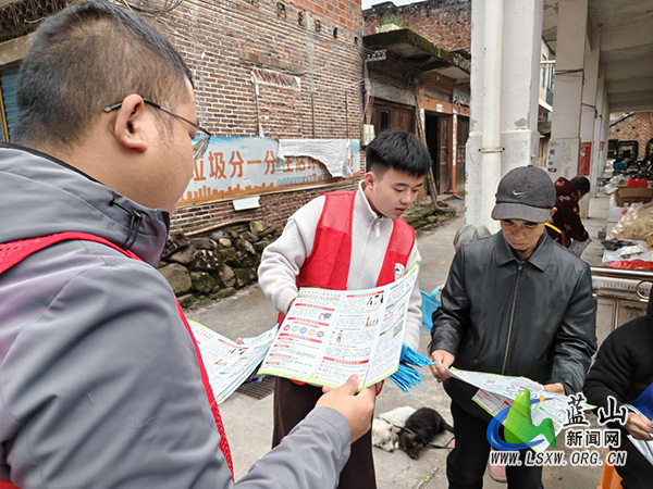 浆洞瑶族乡：“赶集宣传”聚人气 政策知识入民心.jpg