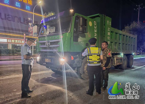 蓝山:查处非法营运获赠锦旗2.jpg 蓝山:查处非法营运获赠锦旗2.jpg