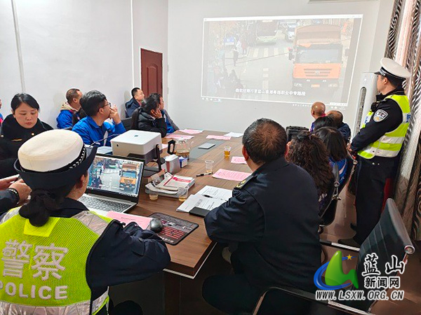 蓝山公安交管部门联合开展年关危化品运输安全宣教活动.jpg 蓝山公安交管部门联合开展年关危化品运输安全宣教活动.jpg