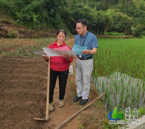 荆竹瑶族乡：纪检干部田间开讲 信访课堂直通地头.jpg
