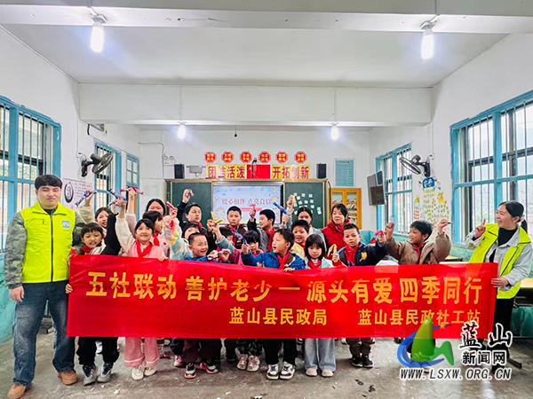犁头瑶族乡：暖心相伴，点亮自信.jpg