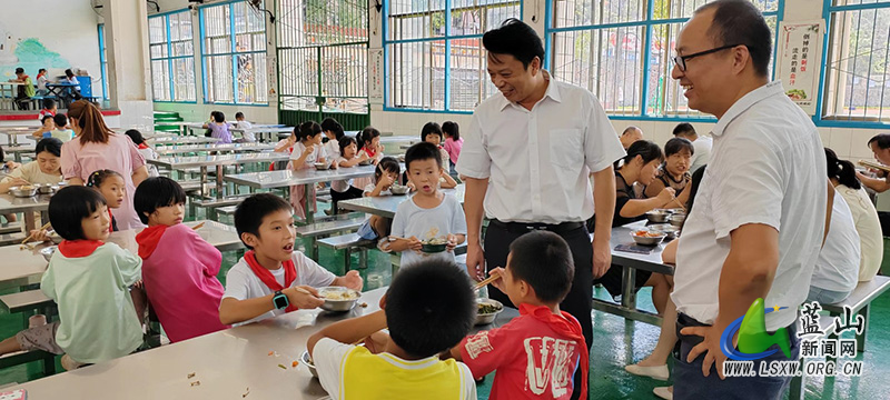 蒋勇贤深入毛俊镇开展“委员活动日”公益活动2.jpg 蒋勇贤深入毛俊镇开展“委员活动日”公益活动2.jpg