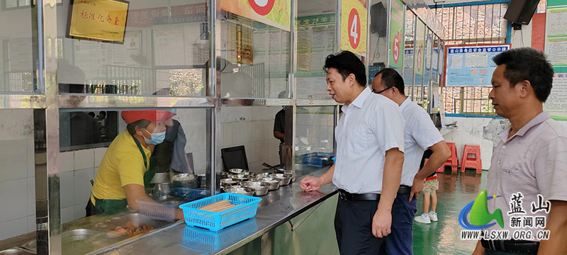 蒋勇贤深入毛俊镇开展“委员活动日”公益活动1.jpg 蒋勇贤深入毛俊镇开展“委员活动日”公益活动1.jpg