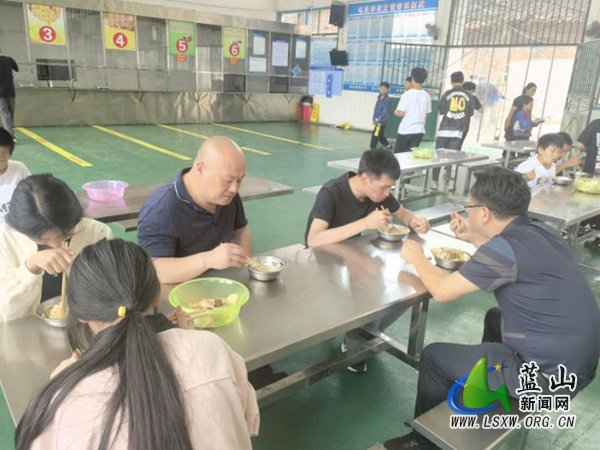 毛俊镇:督导检查+陪餐体验 筑牢校园食品安全防线.jpg 毛俊镇:督导检查+陪餐体验 筑牢校园食品安全防线.jpg