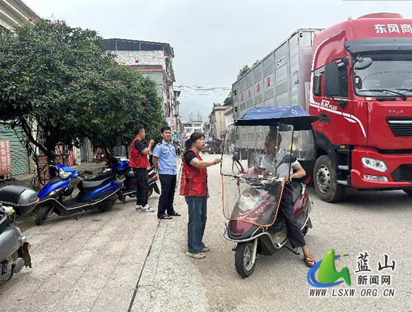 毛俊镇：“劝导+监督”双轮驱动 共筑乡村平安路.jpg