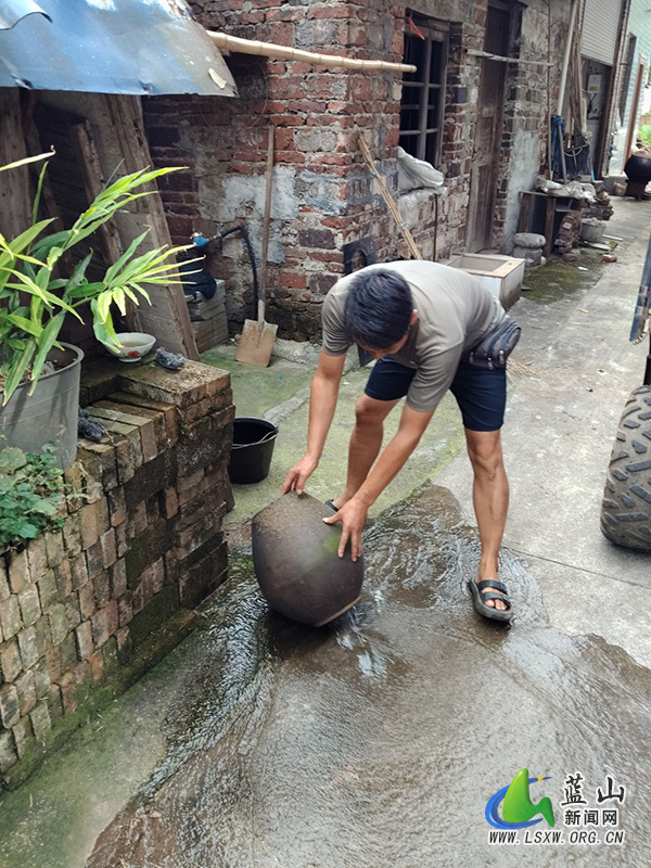 毛俊镇：开展灭蚊消杀行动 守护群众健康安全.jpg