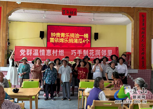 毛俊镇鹊峰村：指尖绽芳华 温情暖夕阳.jpg