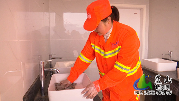 (新春走基层)蓝山县环卫工人:春节不打烊 坚守保“春洁”2.jpg (新春走基层)蓝山县环卫工人:春节不打烊 坚守保“春洁”2.jpg