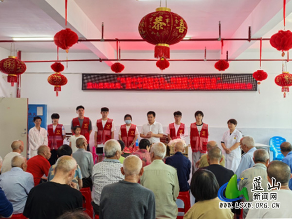 蓝山县民政局联合蓝山中西医结合医院组织大学生走进湘江源敬老院开展爱心活动.jpg