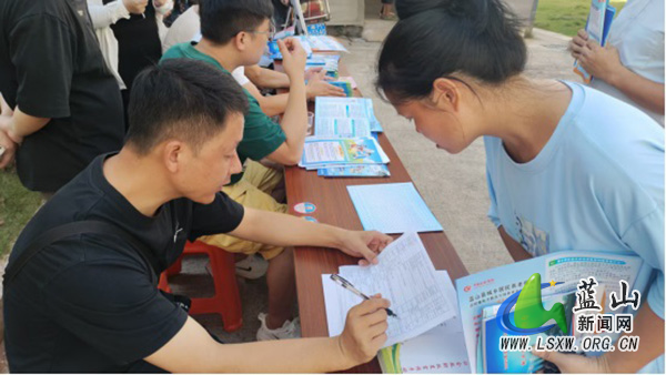 蓝山县民政局：政策上门解民忧 服务到家解民困.jpg