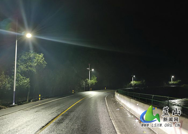 蓝山:国省道亮化“点亮”群众出行路.jpg 蓝山:国省道亮化“点亮”群众出行路.jpg